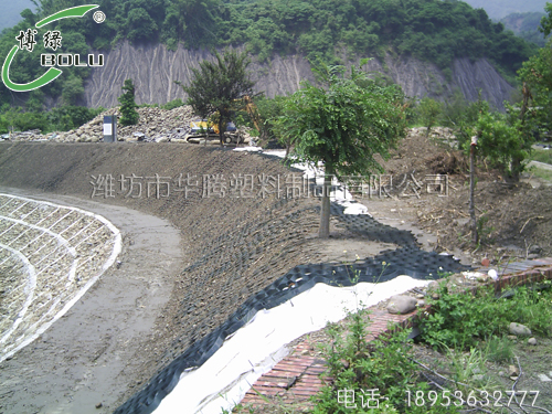 土工格室低路堤-剛性路面結(jié)構(gòu)體系模型試驗