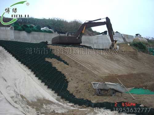 土工格室結構層撓度計算方法研究